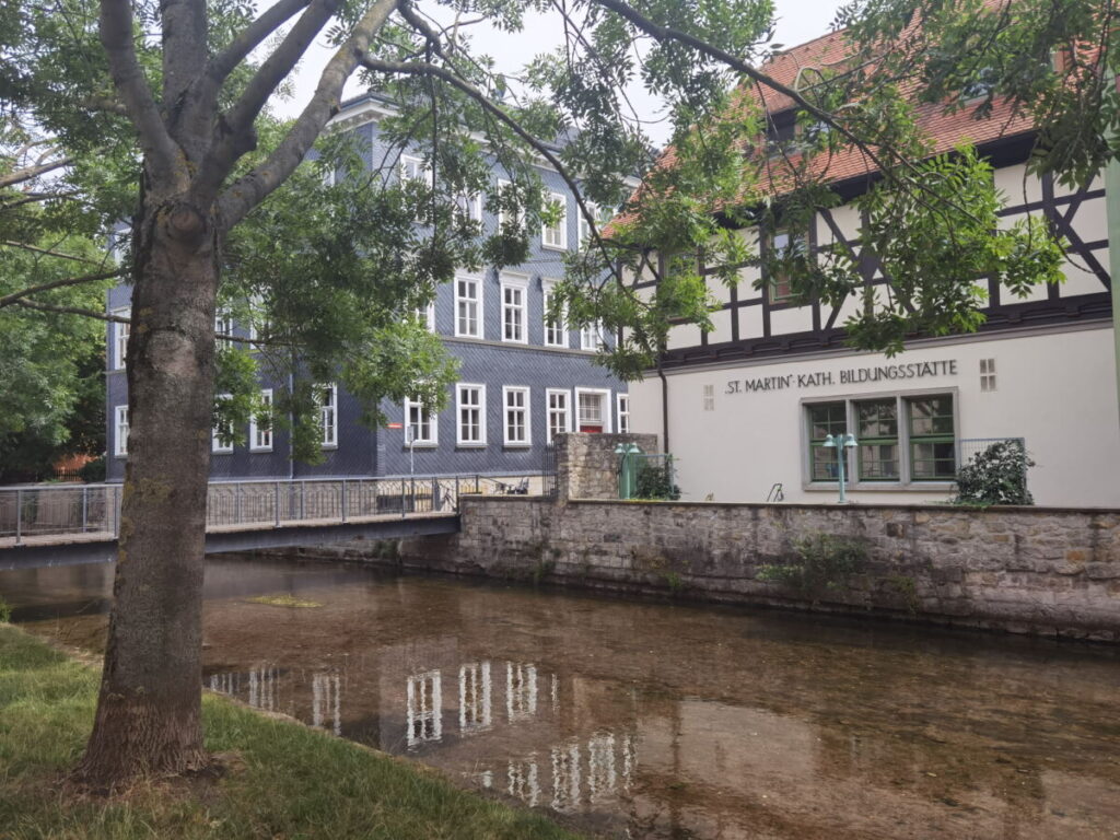 Der Fluß Gera fließt mit mehreren Nebenarmen durch die Altstadt Erfurt