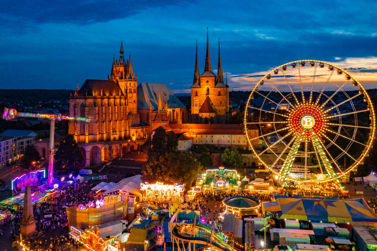 Blick über den Weihnachtsmarkt Erfurt